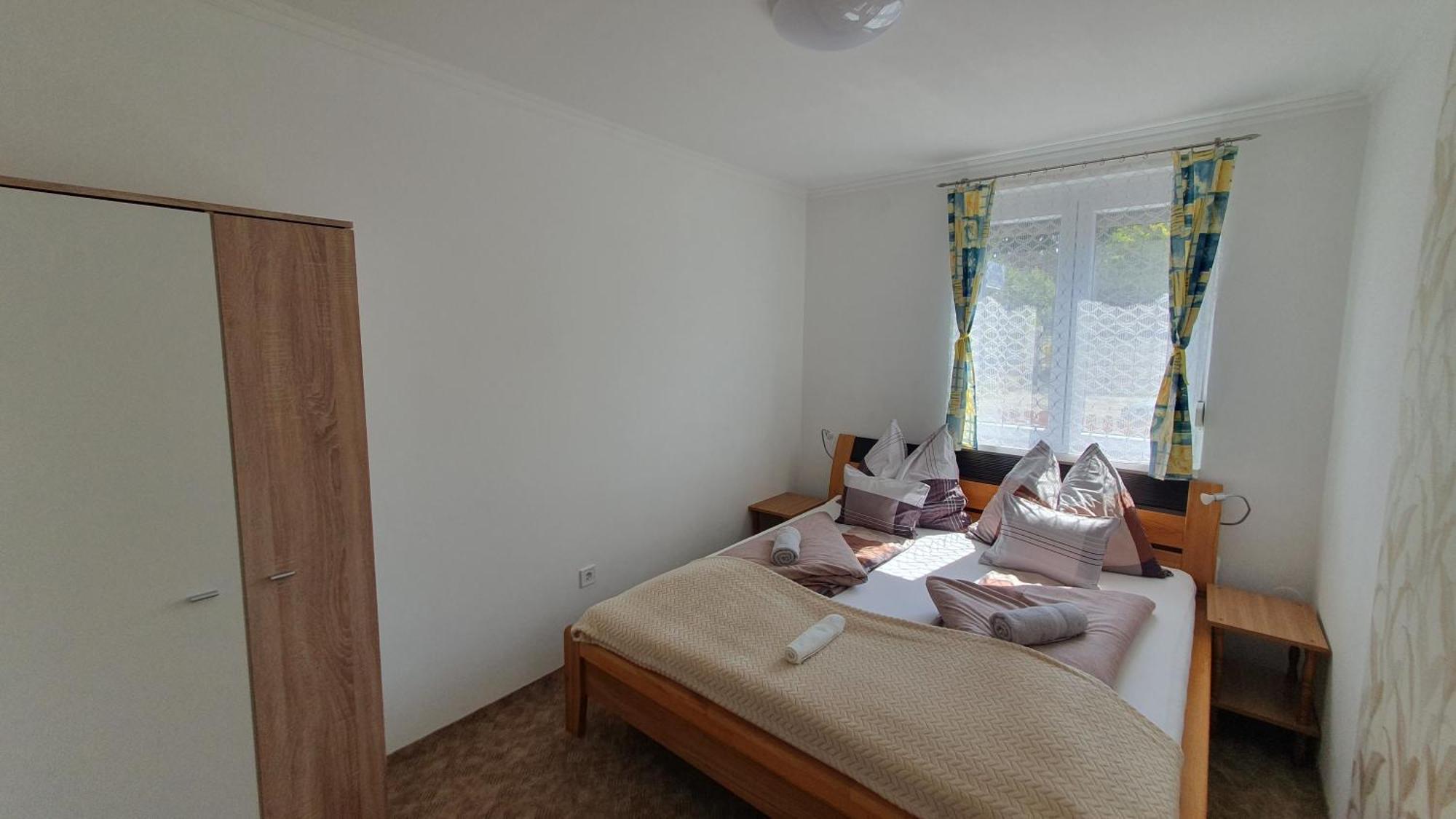 Berbe Apartman Balatonlelle Szoba fotó